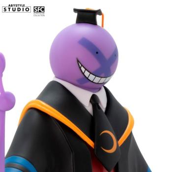 ASSASSINATION CLASSROOM - Figur "Koro Sensei" Nach der Zerstörung des Mondes kommt Koro Sensei auf der Erde nicht nur, um eine Klasse von Dünce zu erziehen, sondern auch, um die Reichweite der ABYstyle Studio-Figur zu erreichen! In der Uniform seines Lehr